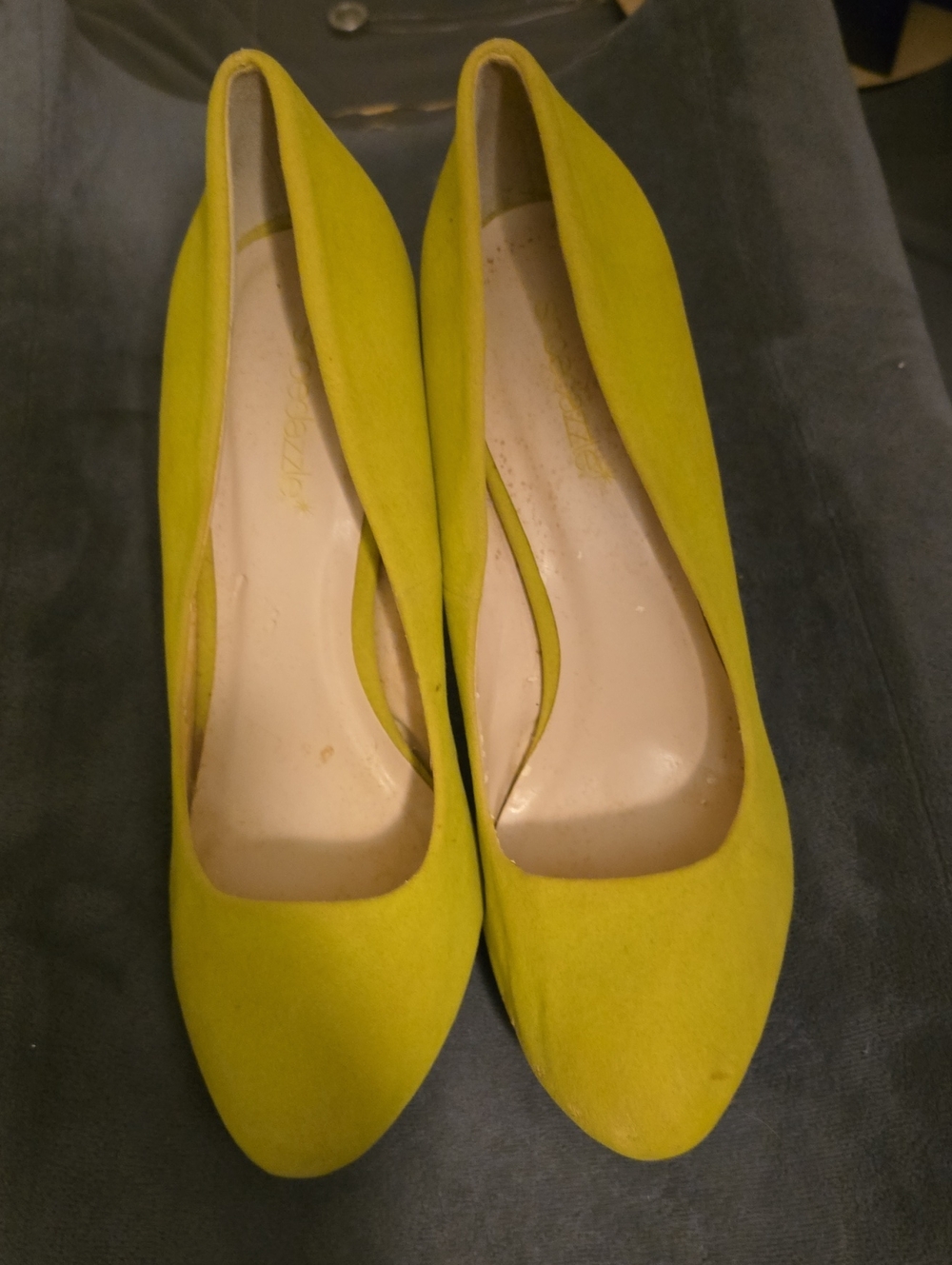 Shoe Dazzle Lime Suede Pointed-Toe Pumps